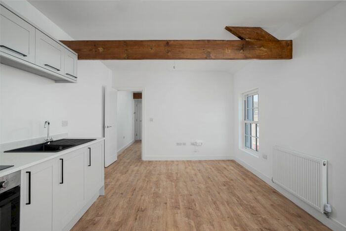 1 Bedroom Flat To Rent In Apt, High Street, NG10