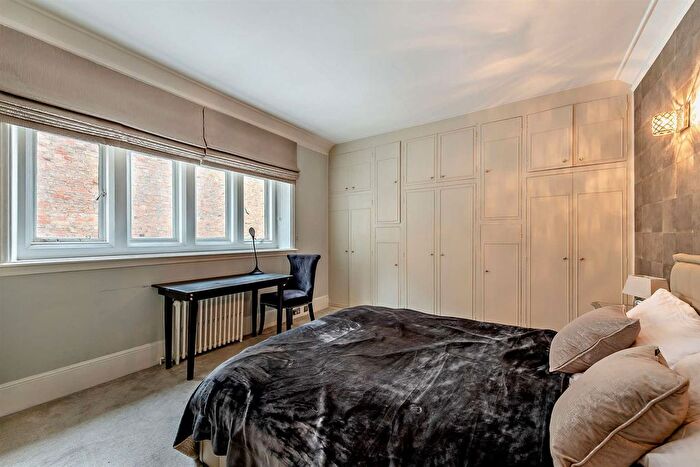 2 Bedroom Flat For Sale In Lennox Gardens, London, SW1X