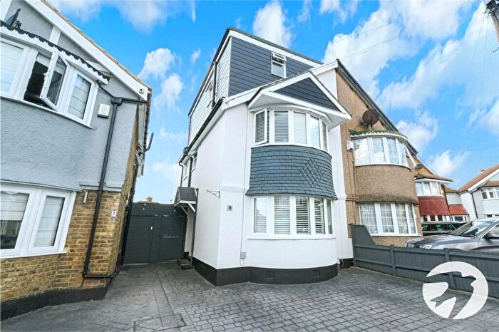 4 Bedroom Semi-Detached House For Sale In Colyton Close, Welling, DA16
