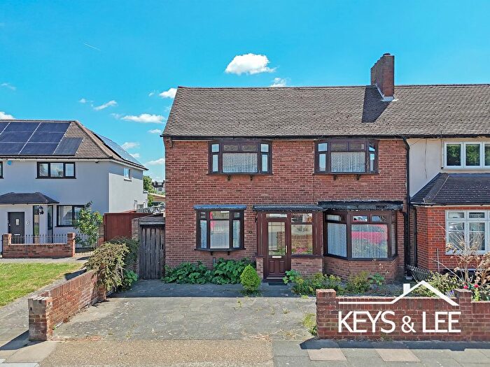 3 Bedroom Semi Detached House For Sale In Hood Walk, Romford, RM7