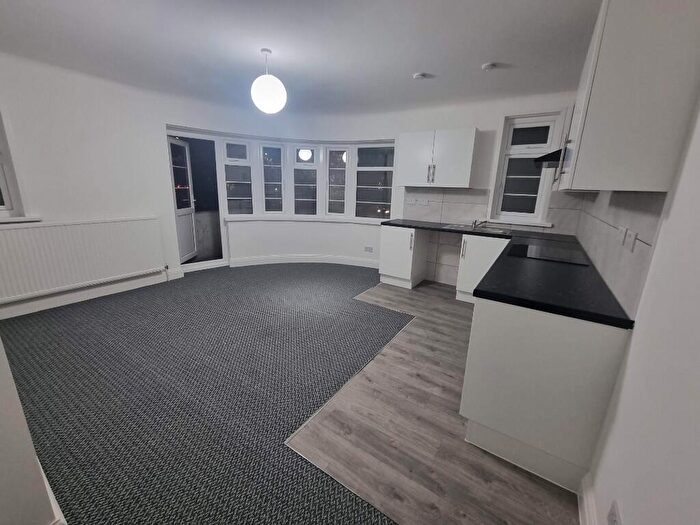 3 Bedroom Flat To Rent In Lemna Road, London, E11