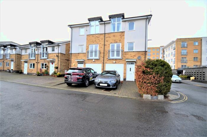 4 Bedroom Town House To Rent In Brazier Crescent, Northolt UB5