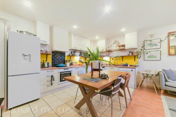 2 Bedroom Flat To Rent In Oak Square, London, SW9