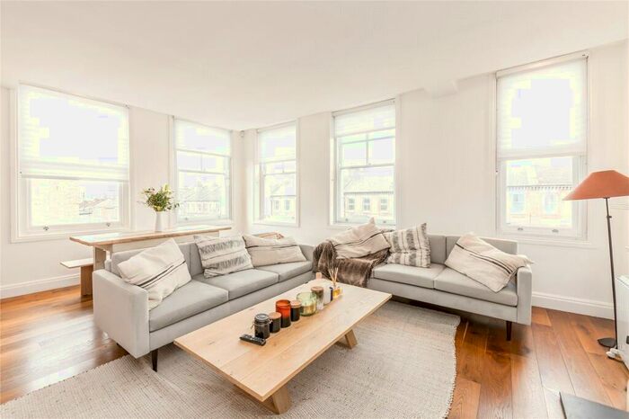 3 Bedroom Apartment To Rent In Battersea Rise, London, SW11