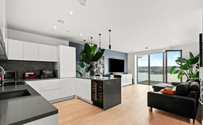 2 Bedroom Flat To Rent In Cable Street, Canary Wharf, E16