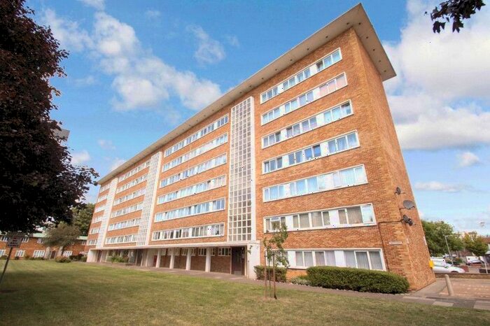 3 Bedroom Flat To Rent In Beehive Lane, Gantshill, Essex, IG1