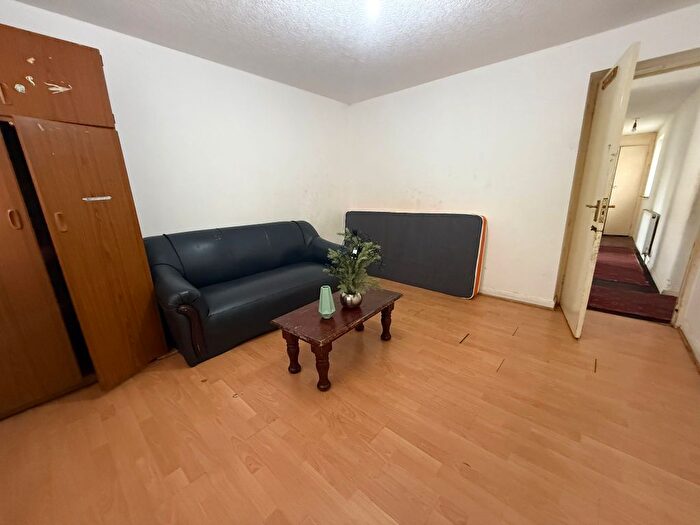 2 Bedroom Flat To Rent In Beavers Lane, Hounslow, TW4