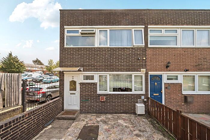 3 Bedroom End Terrace House For Sale In Sennen Walk, London, SE9