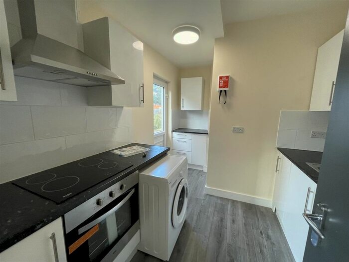 Studio To Rent In Great West Road, Hounslow TW5