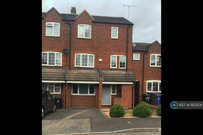 4 Bedroom Terraced House To Rent In Lodge Close, Northampton, NN4