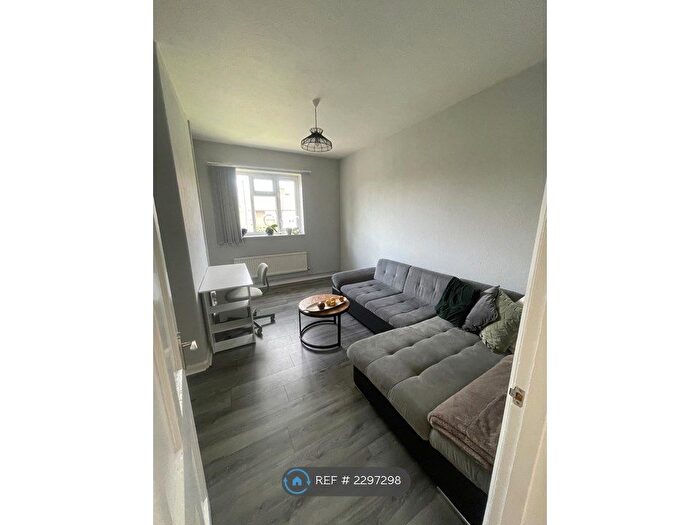 2 Bedroom Flat To Rent In Becontree Heath, Dagenham, RM8