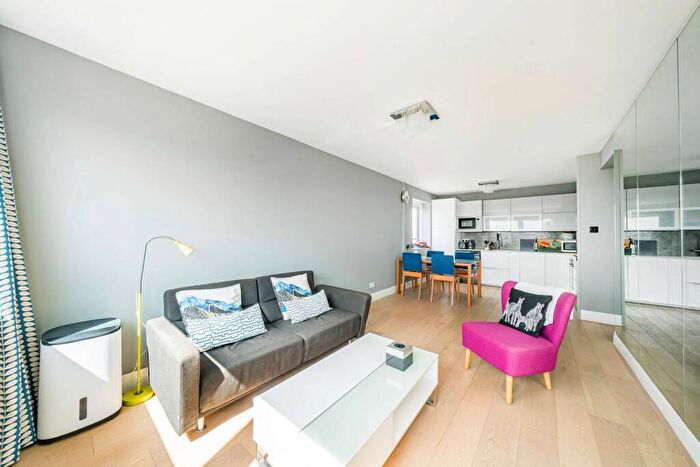 2 Bedroom Flat To Rent In Austin Road, Battersea, London, SW11