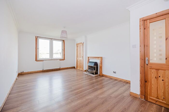 3 Bedroom Flat To Rent In Mount Lodge Place, Edinburgh, EH15