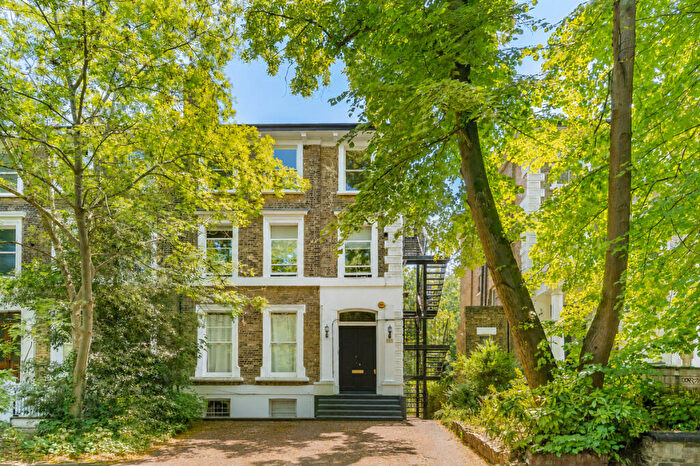 2 Bedroom Apartment For Sale In Thicket Road, London, SE20