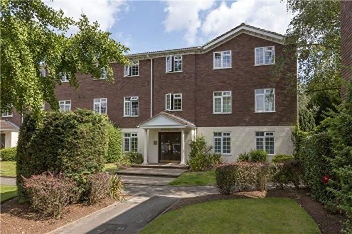 2 Bedroom Flat To Rent In Hillcrest, Weybridge, KT13