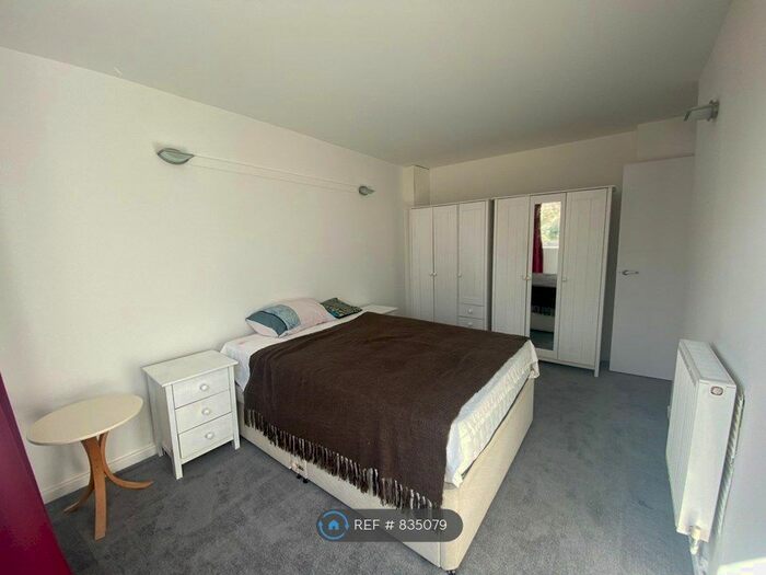 4 Bedroom Flat To Rent In Russell Court, London, SW11