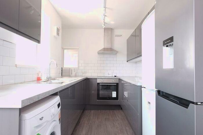 6 Bedroom Semi-Detached House To Rent In Hillside, Brighton, BN2