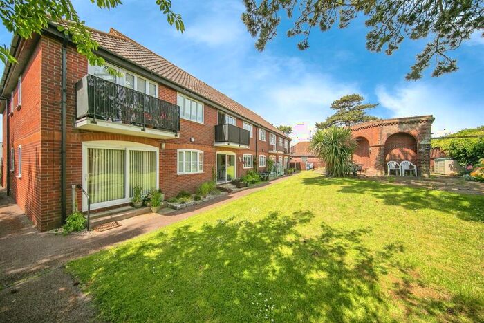 1 Bedroom Flat For Sale In Louise Close, Walton On The Naze, CO14