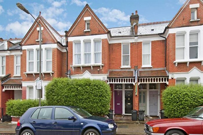 3 Bedroom Flat To Rent In Lynn Road, Balham, SW12