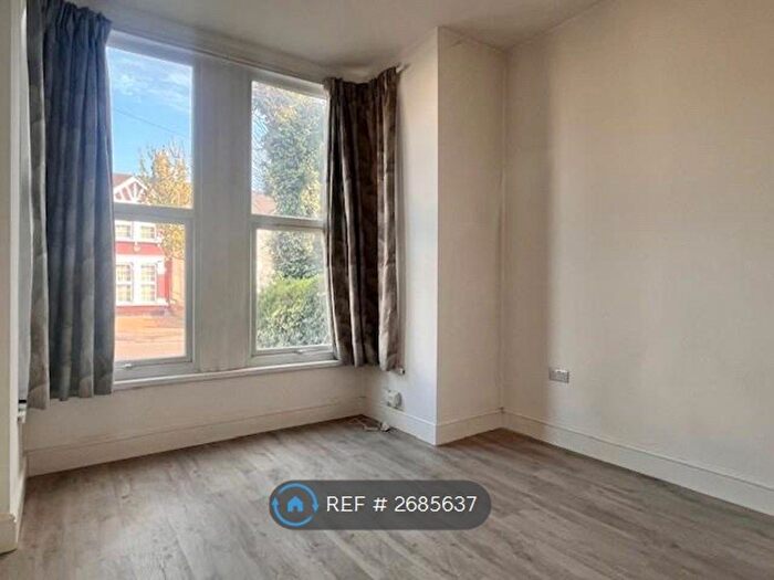 1 Bedroom Flat To Rent In Seymour Gardens, Ilford, IG1