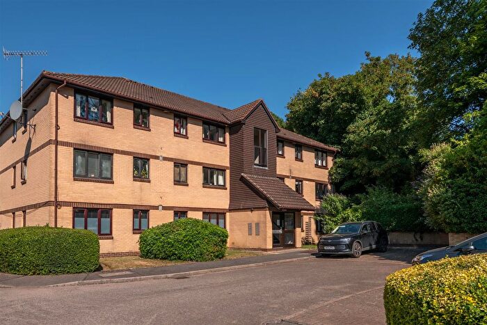1 Bedroom Flat For Sale In Canons Close, Reigate, RH2