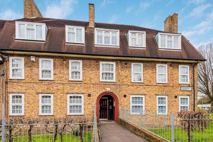 2 Bedroom Flat To Rent In Thurbarn Road, London, SE6