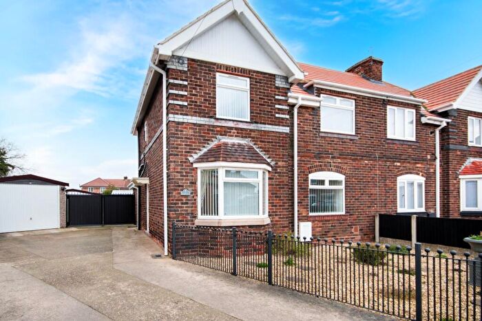 3 Bedroom Semi-Detached House For Sale In Norfolk Drive, Bircotes, Doncaster, DN11