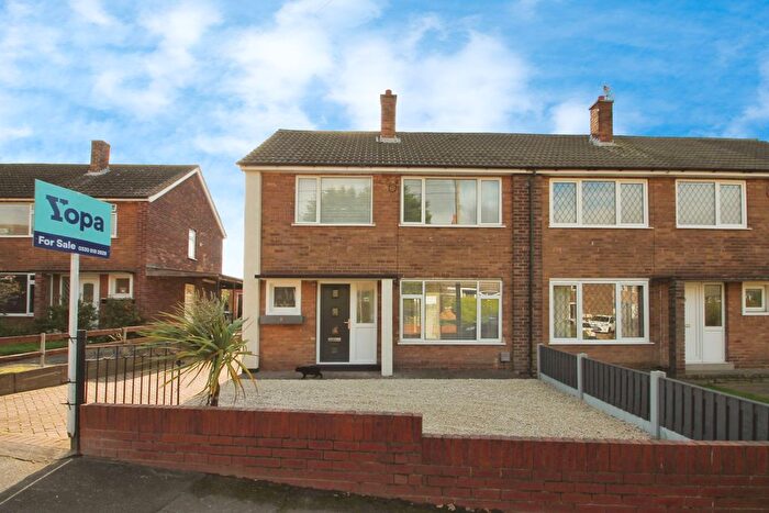 3 Bedroom Semi Detached House For Sale In New Windsor Drive, Leeds, LS26