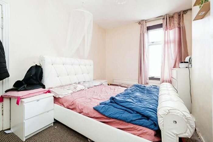 3 Bedroom Terraced House For Sale In Thorpe Road, London, IG11