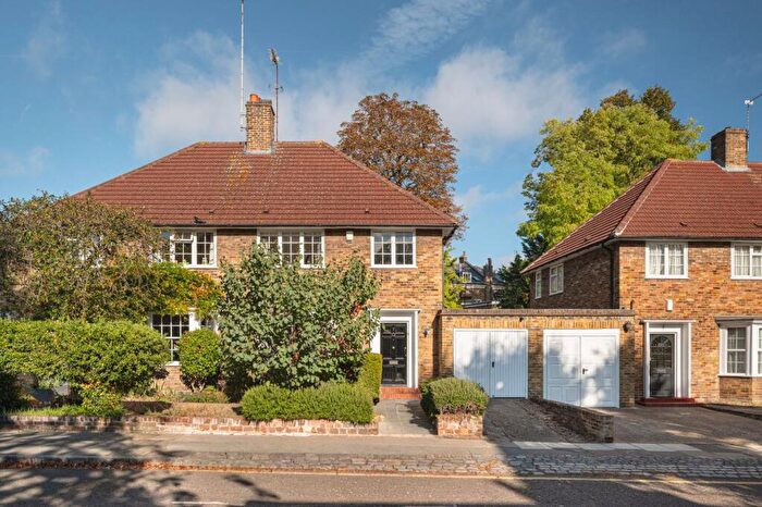 3 Bedroom Semi-Detached House For Sale In Canonbury Park South, Canonbury, N1