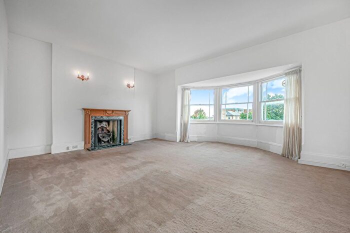 3 Bedroom Flat For Sale In Burlington House, Kings Road, TW10