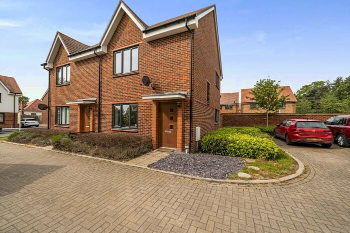 2 Bedroom Maisonette To Rent In Arborfield Green, Berkshire, RG2