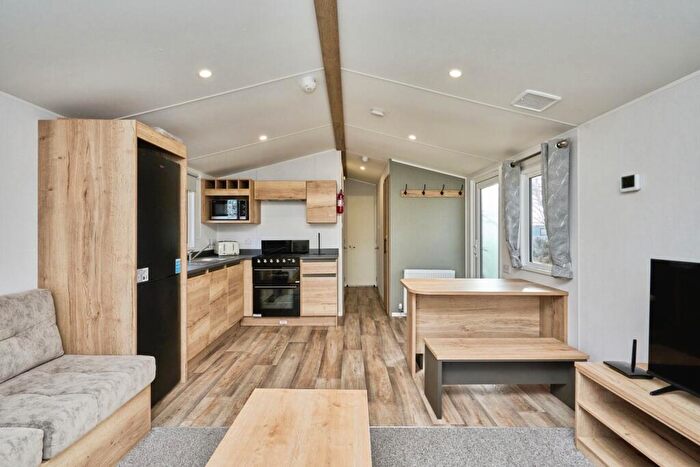 2 Bedroom Park Home For Sale In Thorness Lane, Cowes, Isle Of Wight, PO31