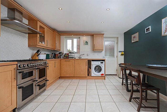 4 Bedroom Town House To Rent In Birchwood Close, Lindley, Huddersfield, HD3