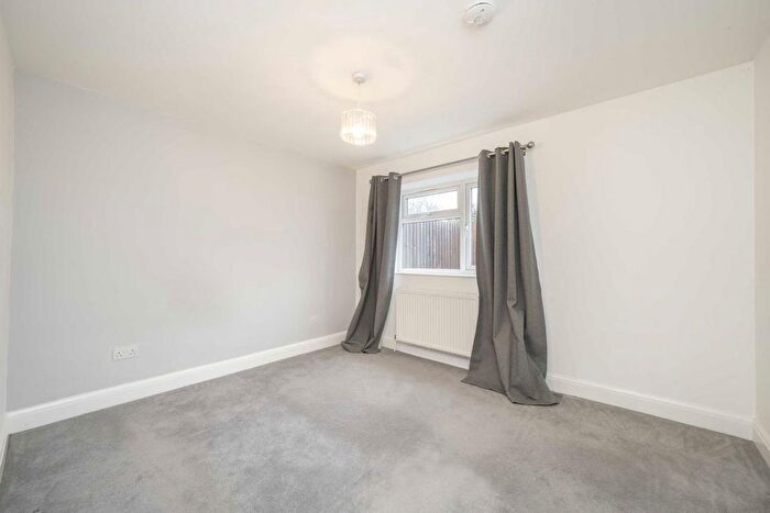 3 Bedroom Flat To Rent In Saxon Drive, London, W3