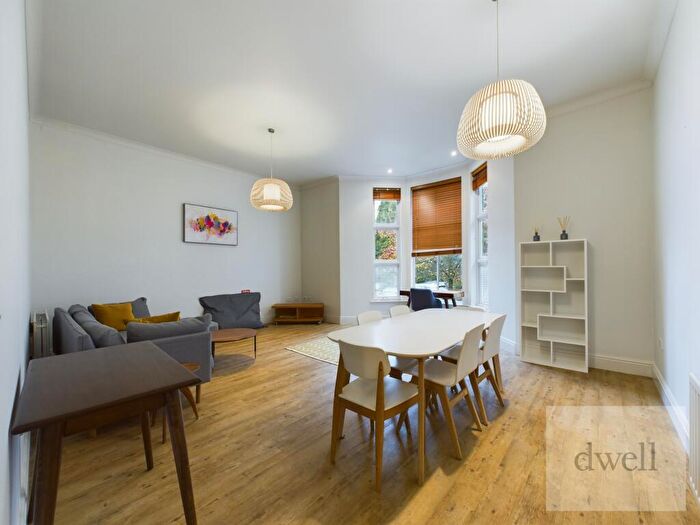 2 Bedroom Flat To Rent In Linfield Hall, Headingley, Leeds, LS6