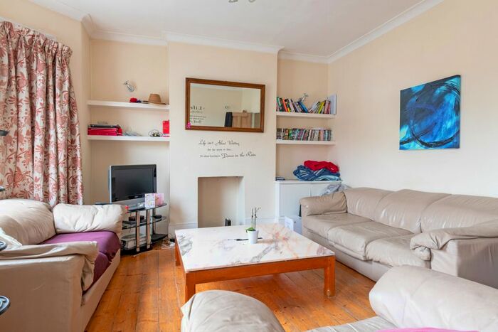 2 Bedroom Flat To Rent In St. Ann's Hill, Wandsworth, SW18