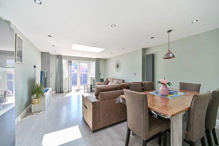 4 Bedroom Terraced House For Sale In Hurworth Avenue, Langley, Slough, SL3