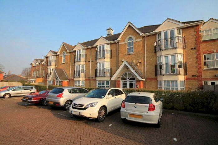 2 Bedroom Flat To Rent In Draper Close, Isleworth TW7