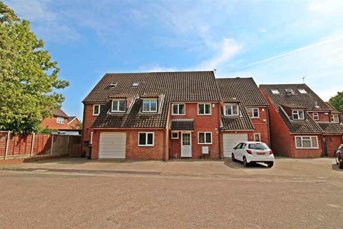 3 Bedroom Terraced House For Sale In Mill Close, Biggleswade, SG18