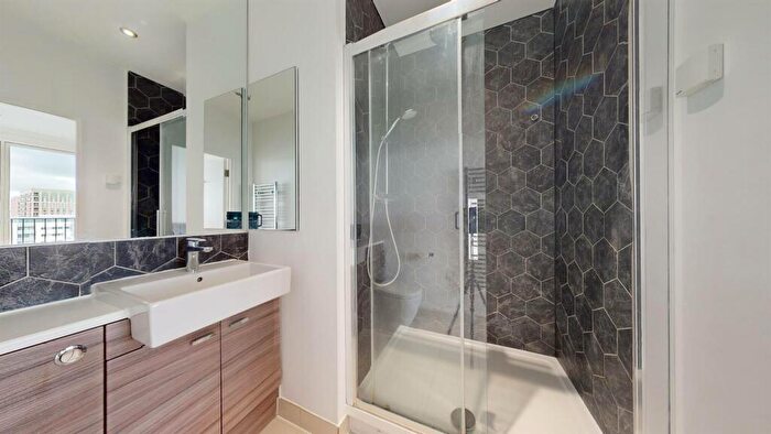 2 Bedroom Apartment To Rent In Lock Side Way, London, E16