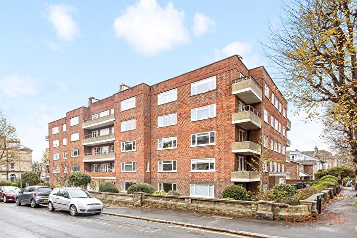3 Bedroom Flat For Sale In Eaton Gardens, Hove, BN3
