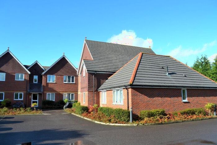 2 Bedroom Flat To Rent In Landseer Court, Baughurst, RG26