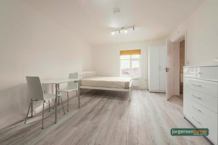 Studio To Rent In Uxbridge Road, Shephrds Bush, London W12