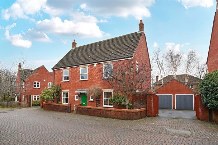 4 Bedroom Detached House For Sale In Teasel Close, Devizes, SN10
