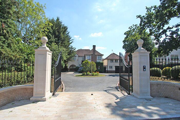6 Bedroom Detached House For Sale In Beech Hill, Hadley Wood, EN4
