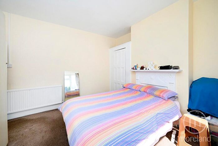 2 Bedroom Apartment To Rent In Highfield Avenue, Golders Green, NW11