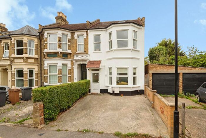 2 Bedroom Maisonette For Sale In Kings Road, London, E11