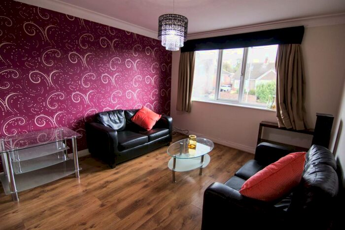 2 Bedroom Flat To Rent In Tinshill Road, Cookridge, LS16