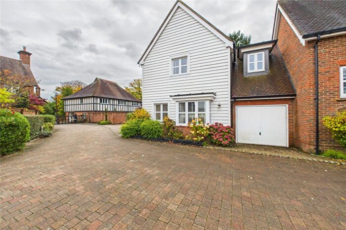 3 Bedroom Link Detached House For Sale In Millfield Close, East Grinstead, West Sussex, RH19